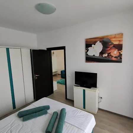 Thea Summerland Mamaia